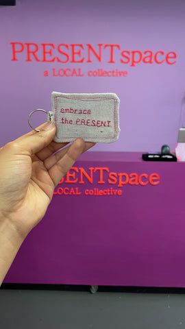 Keyring Embrace the Present | Pink