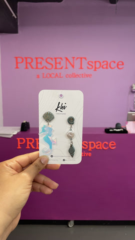 Earrings asymmetrical seahorse perspex green