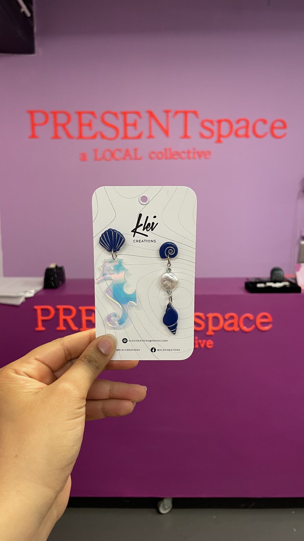 Earrings asymmetrical seahorse perspex blue