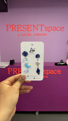 Earrings asymmetrical seahorse perspex blue