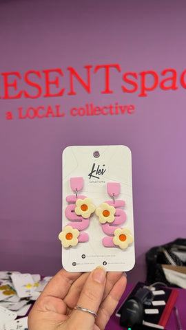 Earrings statement abstract with daisy pink