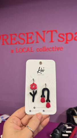 Earrings asymmetrical red flowers