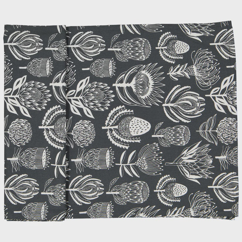Table Runners (2.5M) / Floral Kingdom (White On Grey)