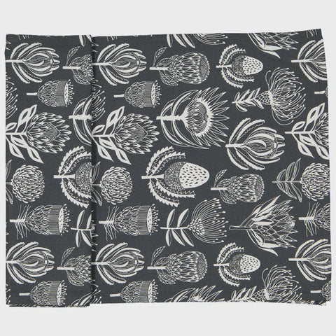 Table Runners (2.5M) / Floral Kingdom (White On Grey)