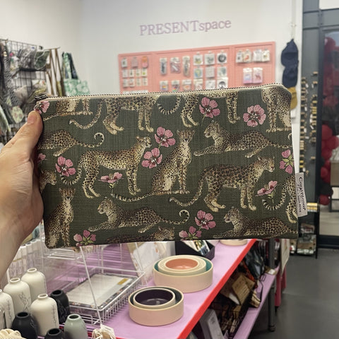 Zip bag Leopard on green
